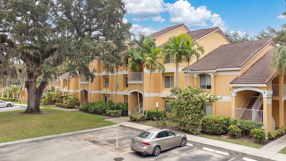 For Sale: $225,000 (1 beds, 1 baths, 834 Square Feet)