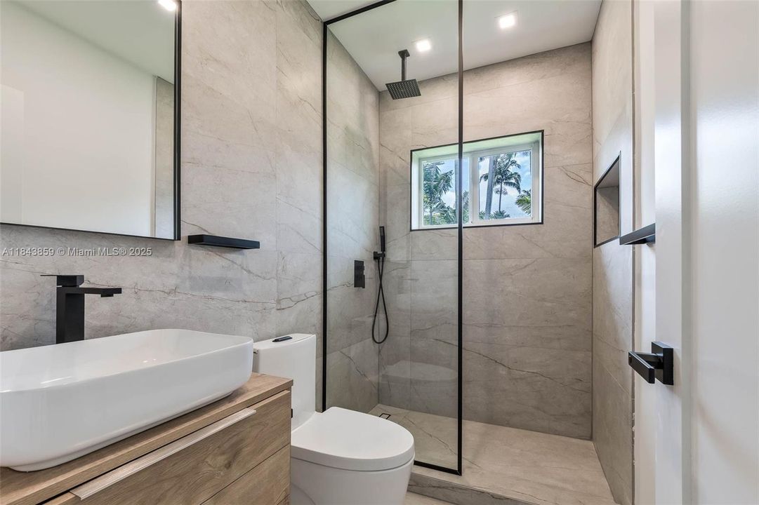 合同活跃: $1,867,000 (4 贝兹, 3 浴室, 2467 平方英尺)