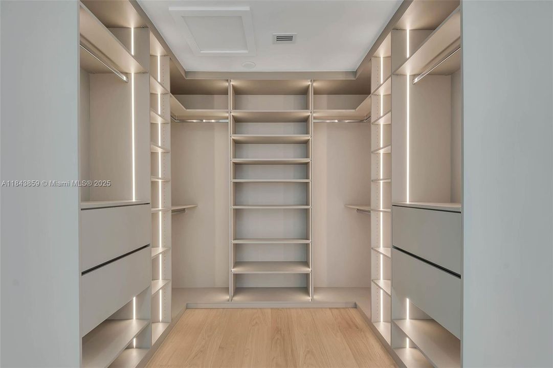 合同活跃: $1,867,000 (4 贝兹, 3 浴室, 2467 平方英尺)