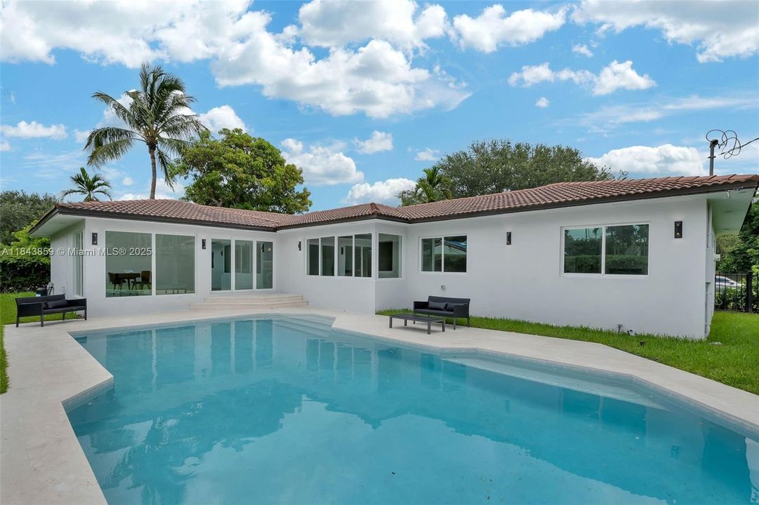 合同活跃: $1,867,000 (4 贝兹, 3 浴室, 2467 平方英尺)