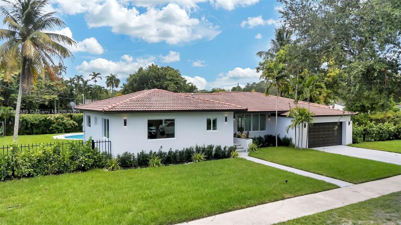 合同活跃: $1,867,000 (4 贝兹, 3 浴室, 2467 平方英尺)