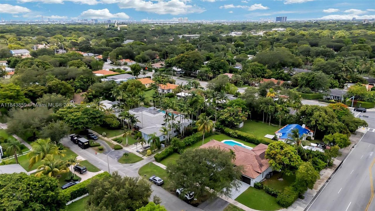 合同活跃: $1,867,000 (4 贝兹, 3 浴室, 2467 平方英尺)