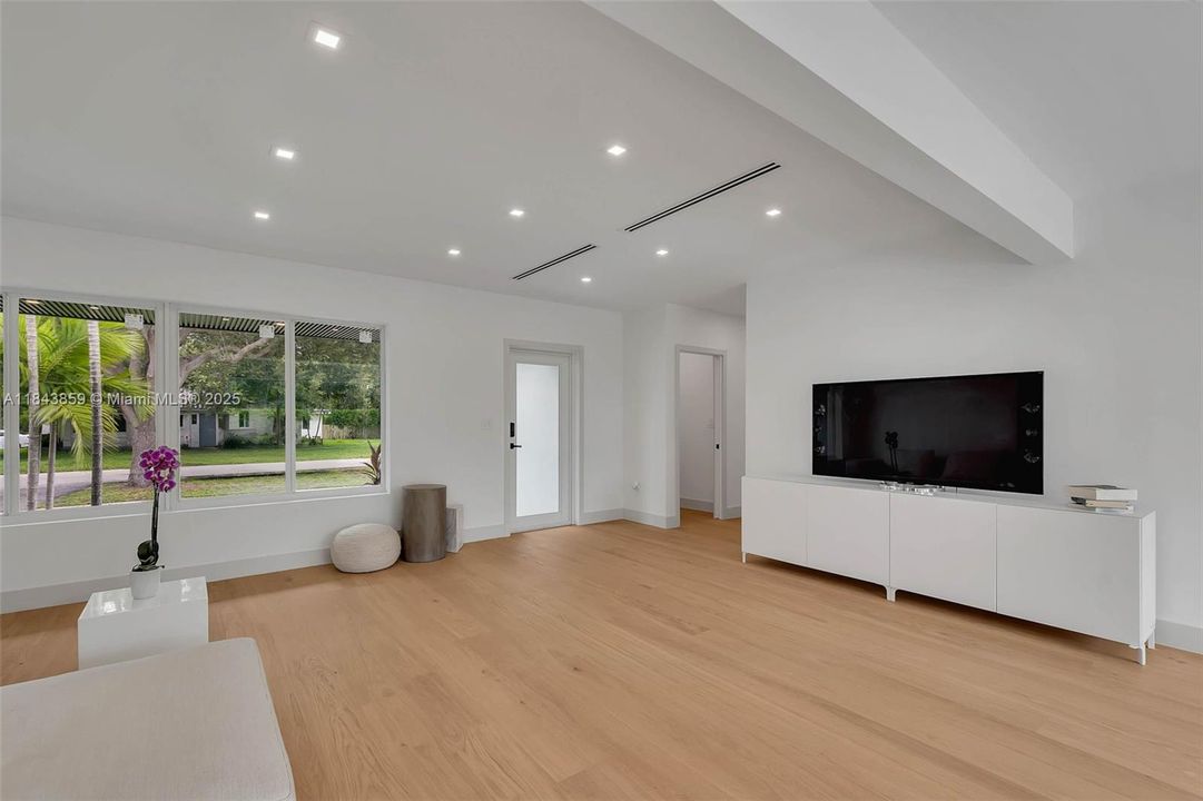 合同活跃: $1,867,000 (4 贝兹, 3 浴室, 2467 平方英尺)