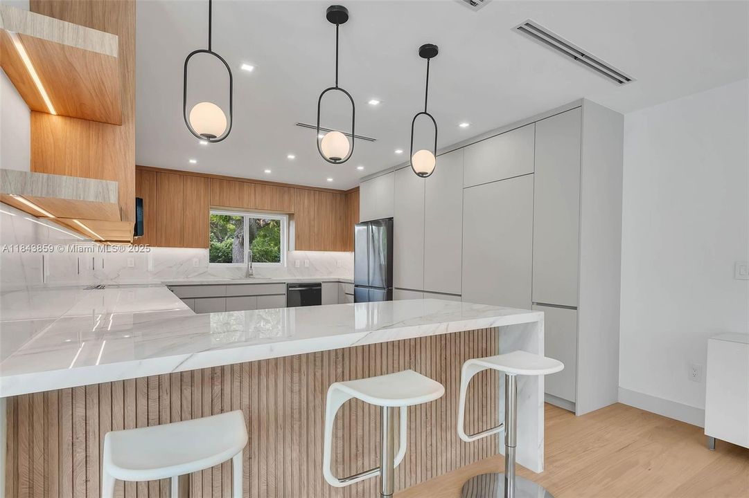 合同活跃: $1,867,000 (4 贝兹, 3 浴室, 2467 平方英尺)