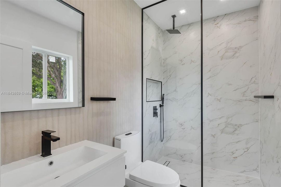 合同活跃: $1,867,000 (4 贝兹, 3 浴室, 2467 平方英尺)