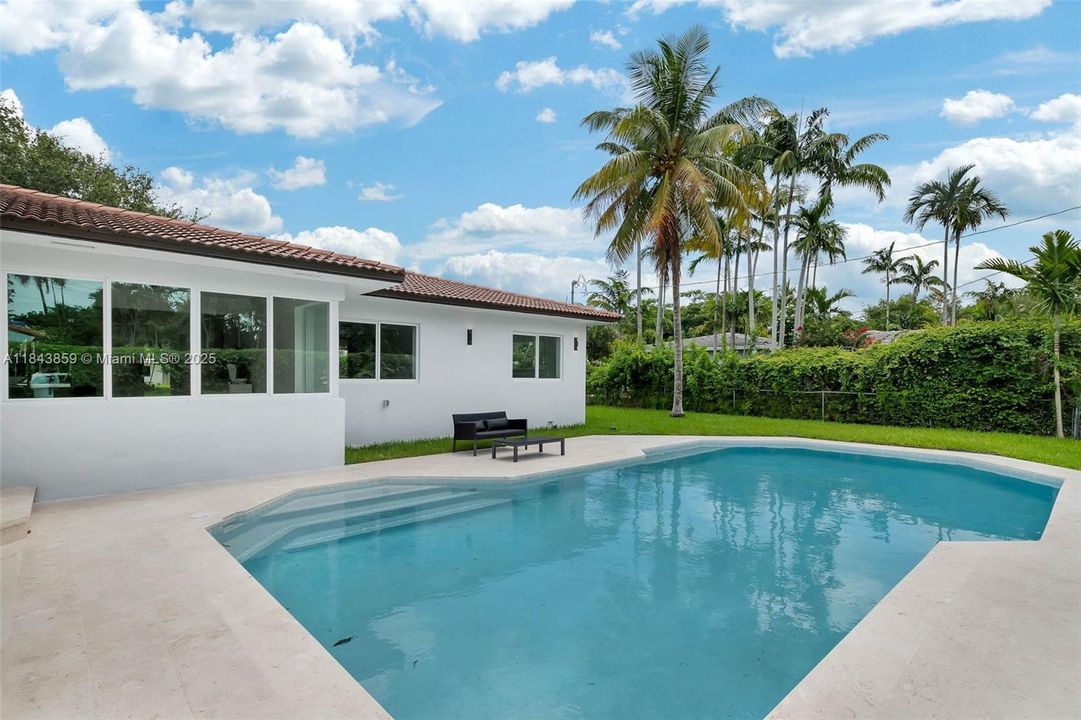 合同活跃: $1,867,000 (4 贝兹, 3 浴室, 2467 平方英尺)