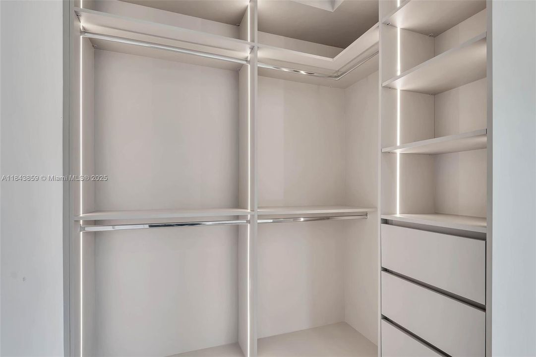 合同活跃: $1,867,000 (4 贝兹, 3 浴室, 2467 平方英尺)