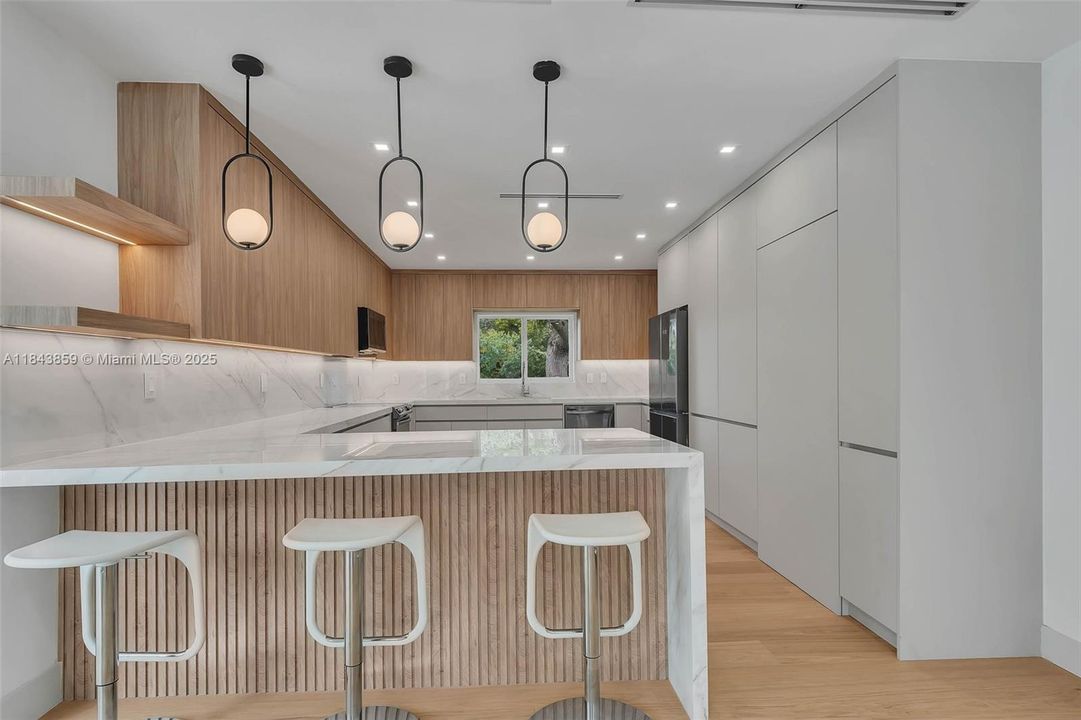 合同活跃: $1,867,000 (4 贝兹, 3 浴室, 2467 平方英尺)