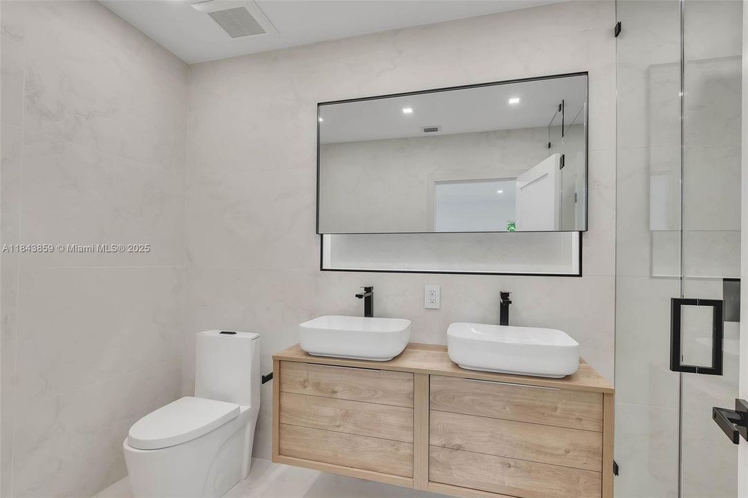 合同活跃: $1,867,000 (4 贝兹, 3 浴室, 2467 平方英尺)