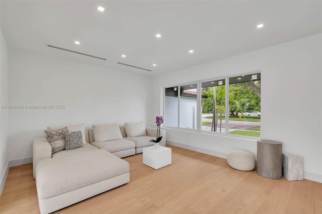 合同活跃: $1,867,000 (4 贝兹, 3 浴室, 2467 平方英尺)