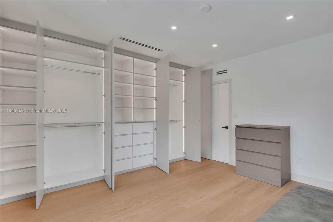 合同活跃: $1,867,000 (4 贝兹, 3 浴室, 2467 平方英尺)