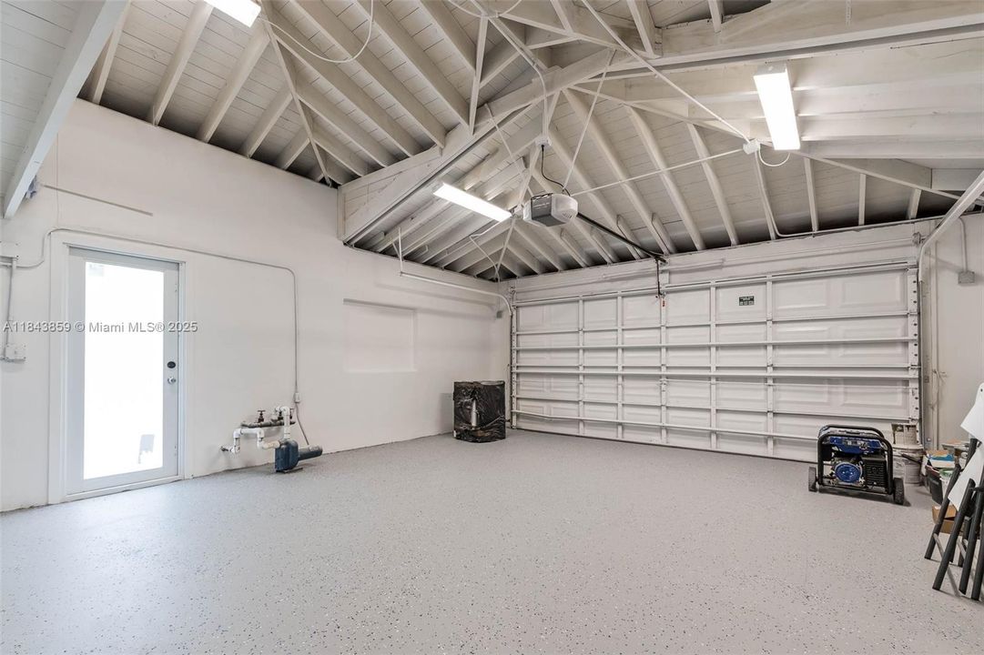 合同活跃: $1,867,000 (4 贝兹, 3 浴室, 2467 平方英尺)