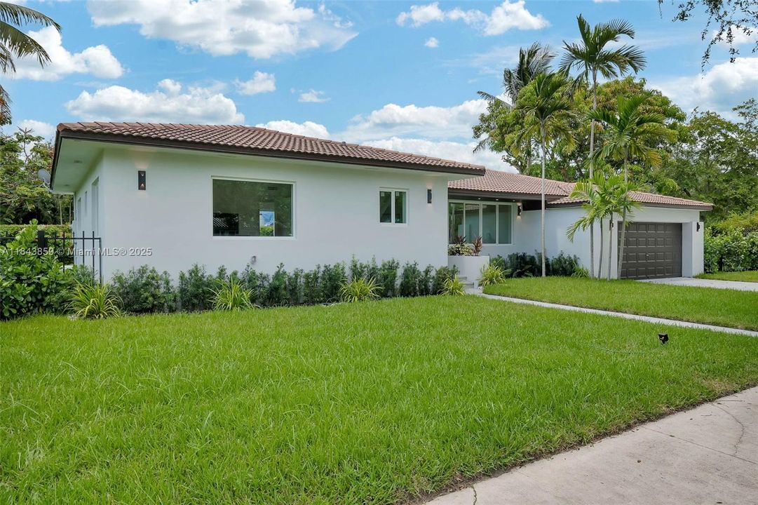 合同活跃: $1,867,000 (4 贝兹, 3 浴室, 2467 平方英尺)