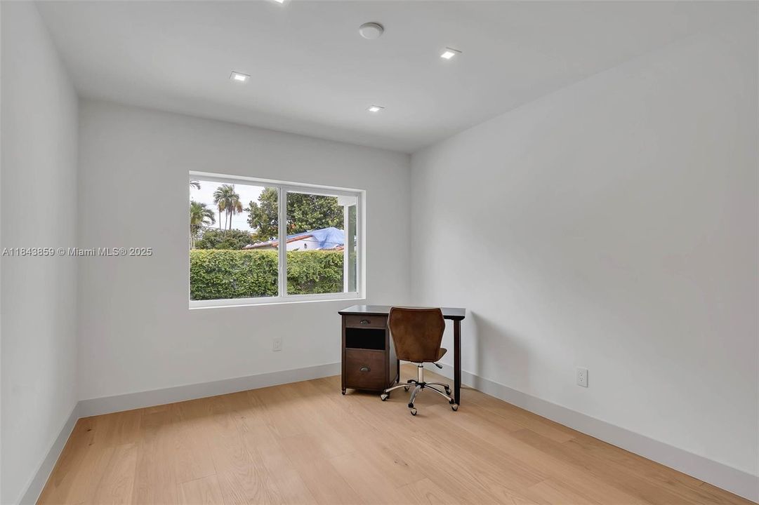 合同活跃: $1,867,000 (4 贝兹, 3 浴室, 2467 平方英尺)