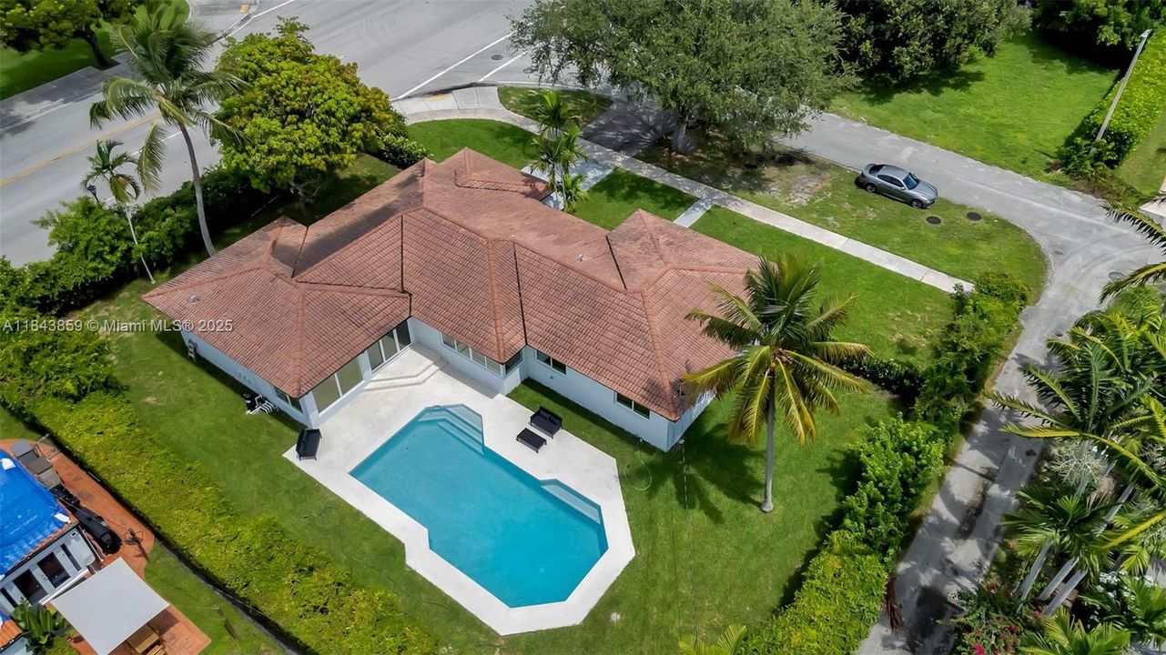 合同活跃: $1,867,000 (4 贝兹, 3 浴室, 2467 平方英尺)