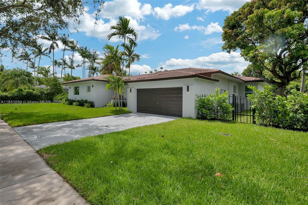 合同活跃: $1,867,000 (4 贝兹, 3 浴室, 2467 平方英尺)