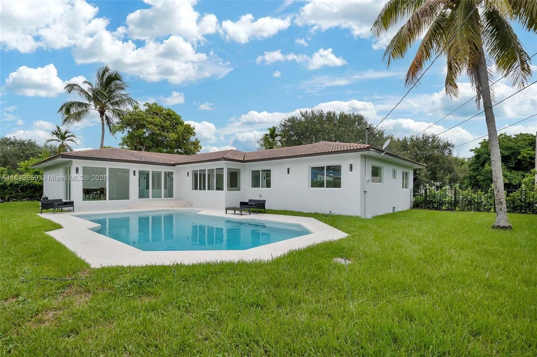 合同活跃: $1,867,000 (4 贝兹, 3 浴室, 2467 平方英尺)