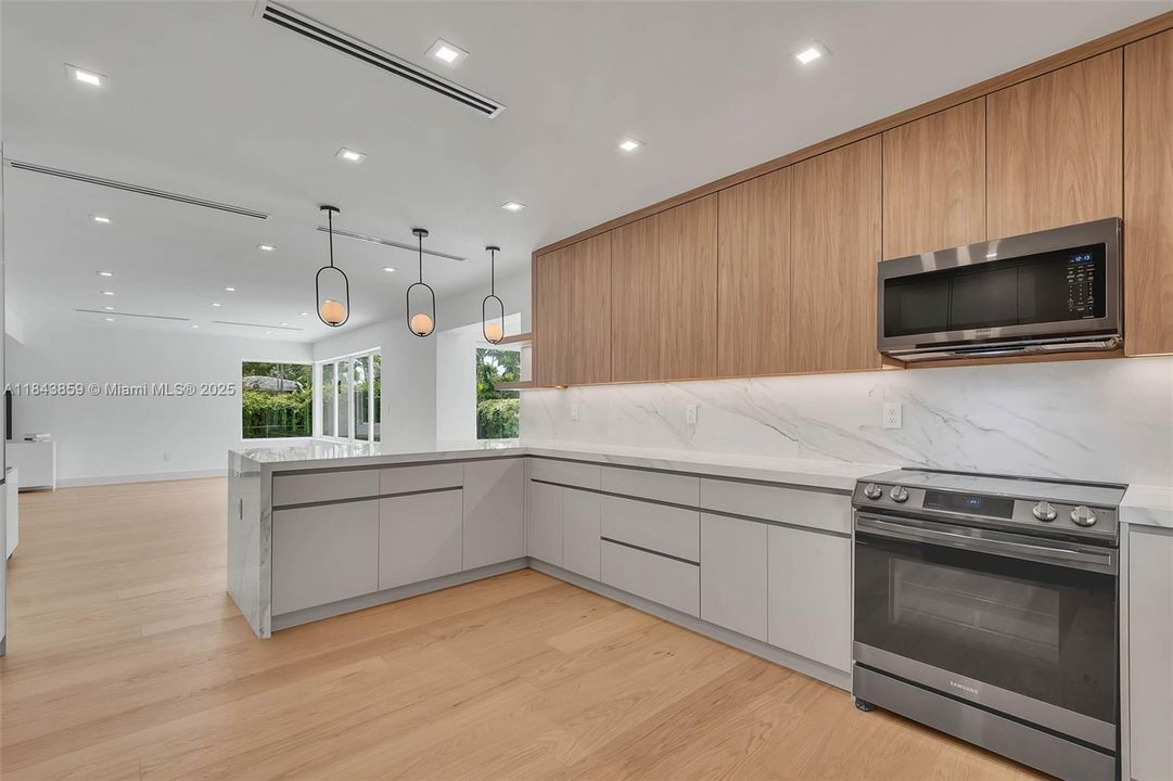 合同活跃: $1,867,000 (4 贝兹, 3 浴室, 2467 平方英尺)