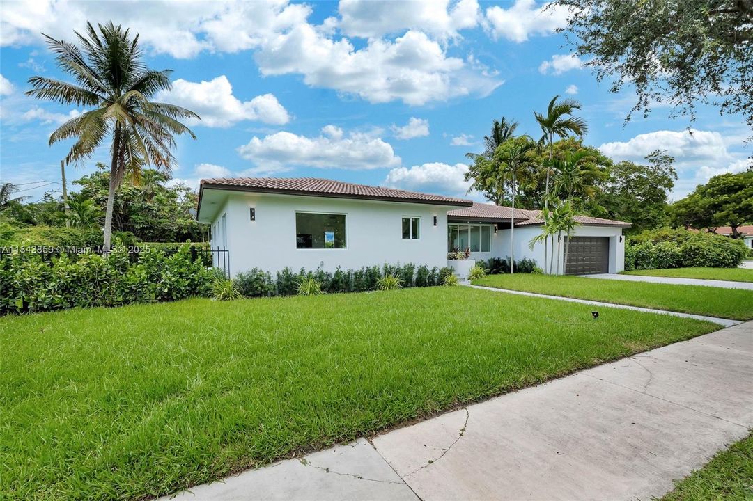 合同活跃: $1,867,000 (4 贝兹, 3 浴室, 2467 平方英尺)