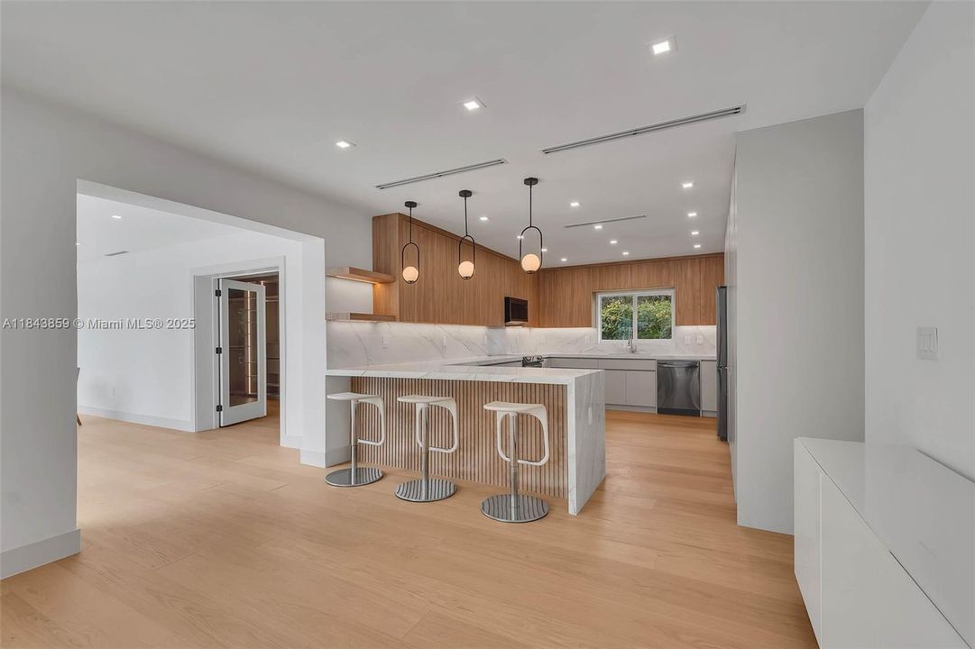 合同活跃: $1,867,000 (4 贝兹, 3 浴室, 2467 平方英尺)