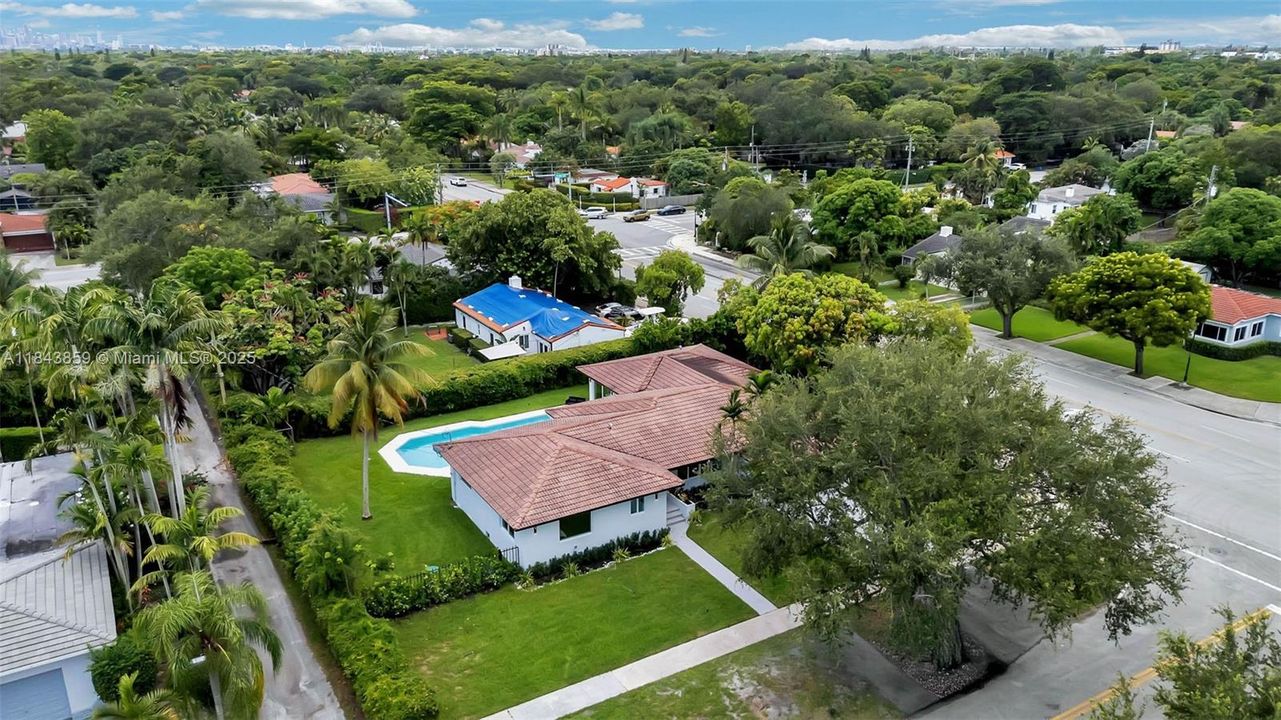 合同活跃: $1,867,000 (4 贝兹, 3 浴室, 2467 平方英尺)