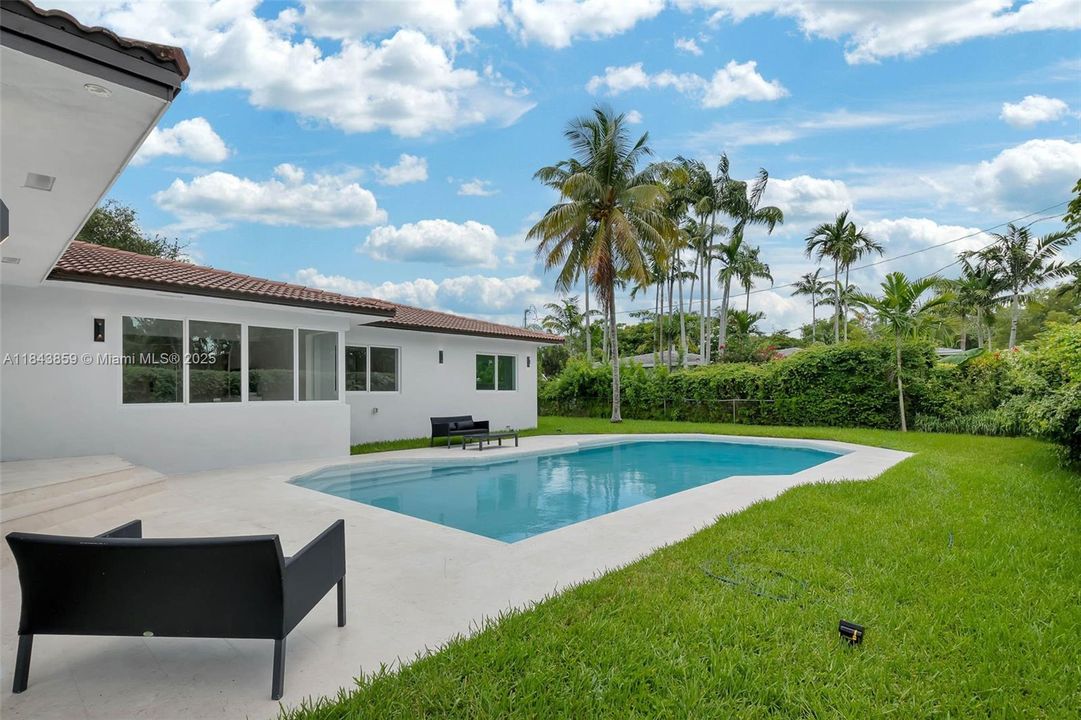 合同活跃: $1,867,000 (4 贝兹, 3 浴室, 2467 平方英尺)