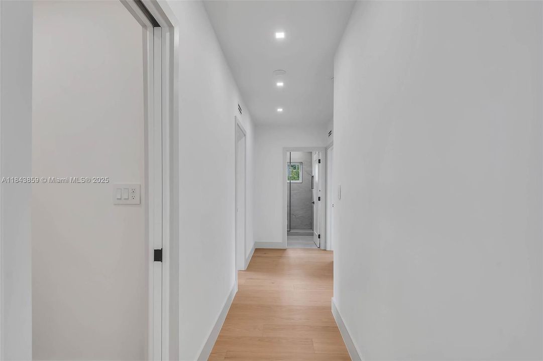 合同活跃: $1,867,000 (4 贝兹, 3 浴室, 2467 平方英尺)