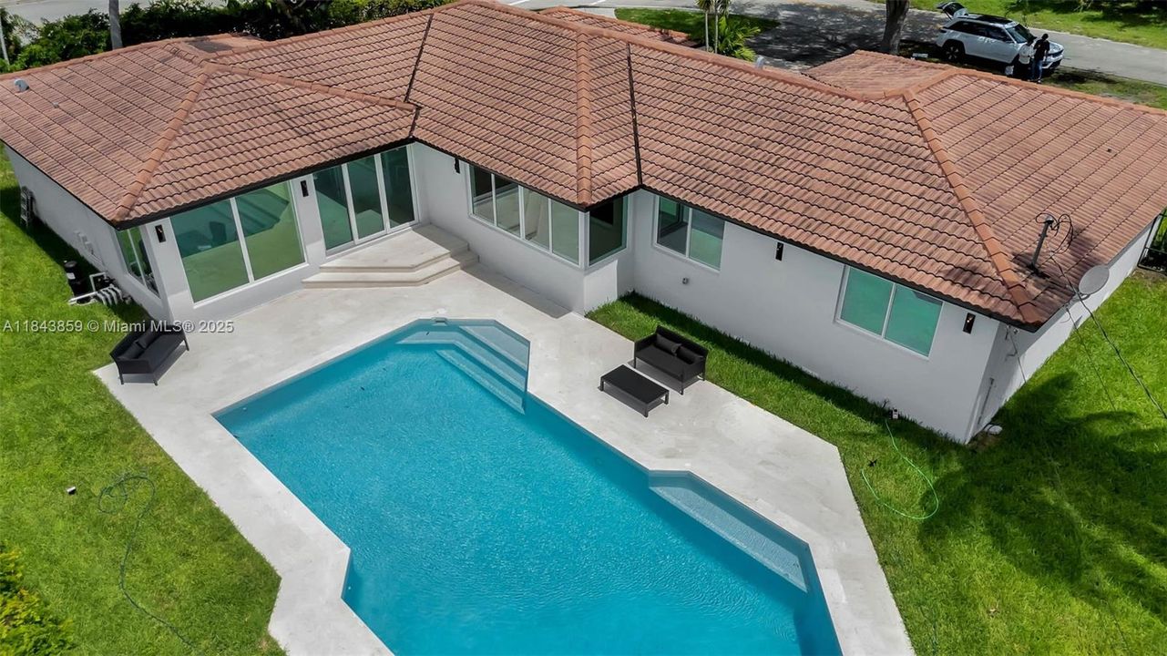 合同活跃: $1,867,000 (4 贝兹, 3 浴室, 2467 平方英尺)