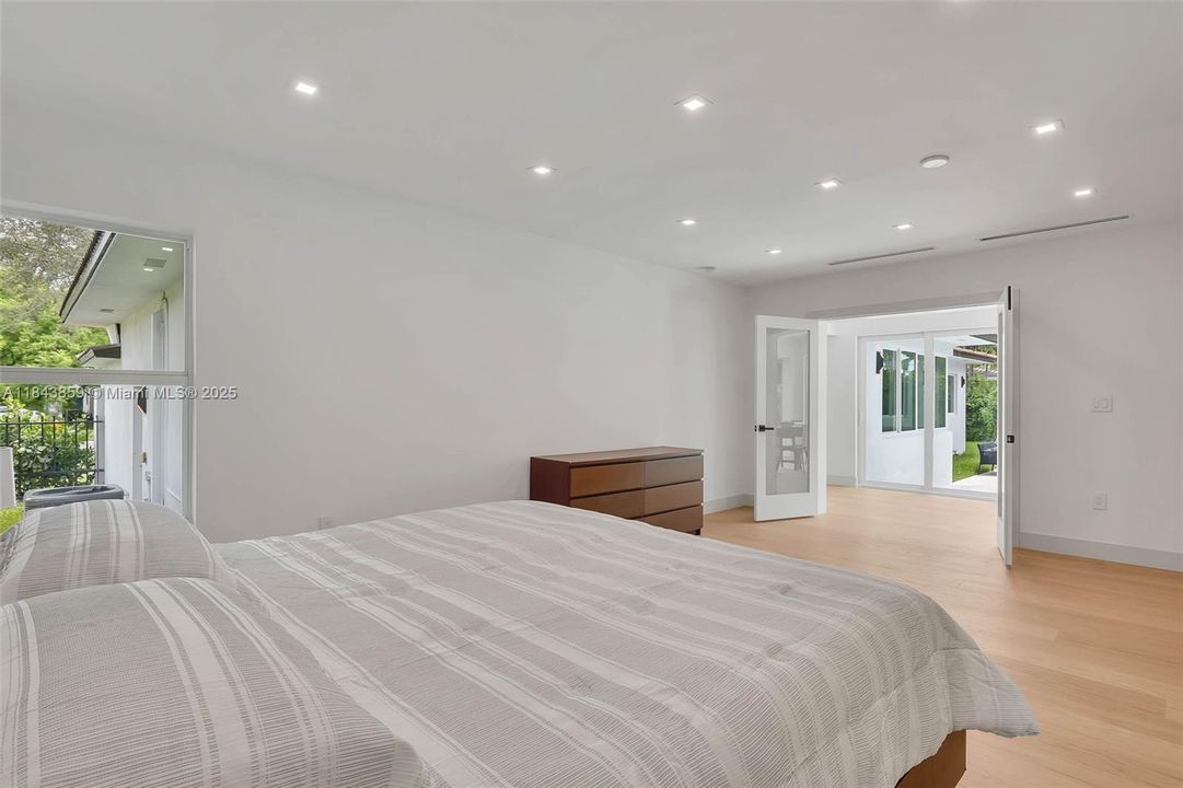 合同活跃: $1,867,000 (4 贝兹, 3 浴室, 2467 平方英尺)