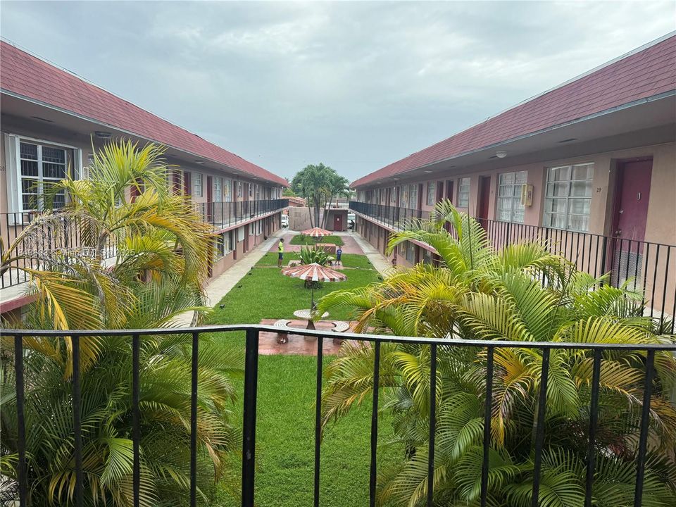 Active With Contract: $215,000 (2 beds, 1 baths, 732 Square Feet)