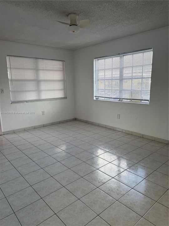 Active With Contract: $215,000 (2 beds, 1 baths, 732 Square Feet)