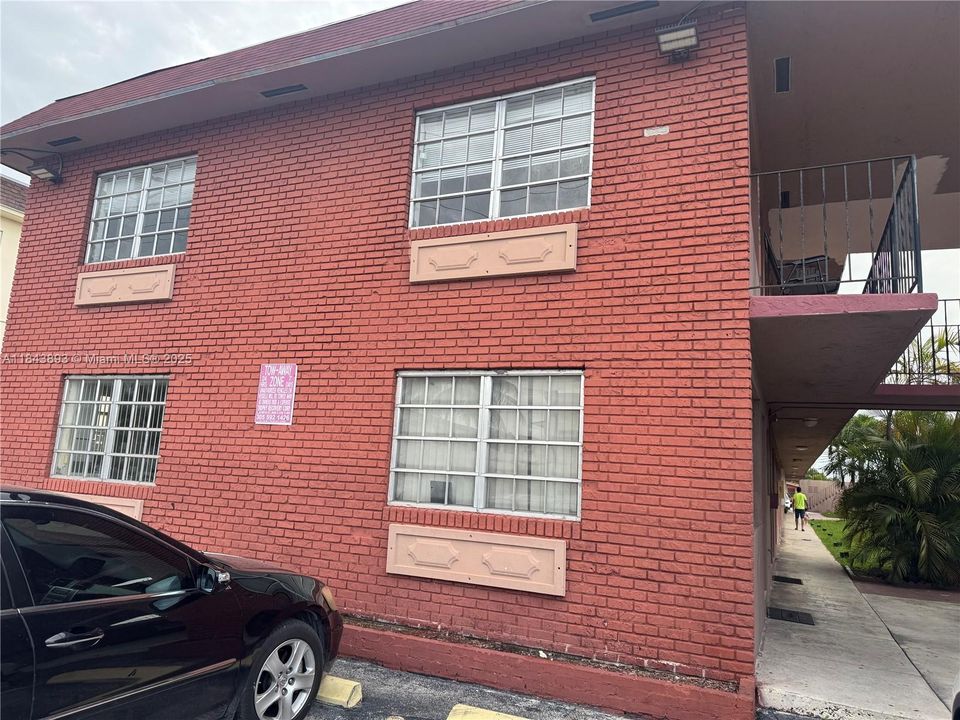 Active With Contract: $215,000 (2 beds, 1 baths, 732 Square Feet)