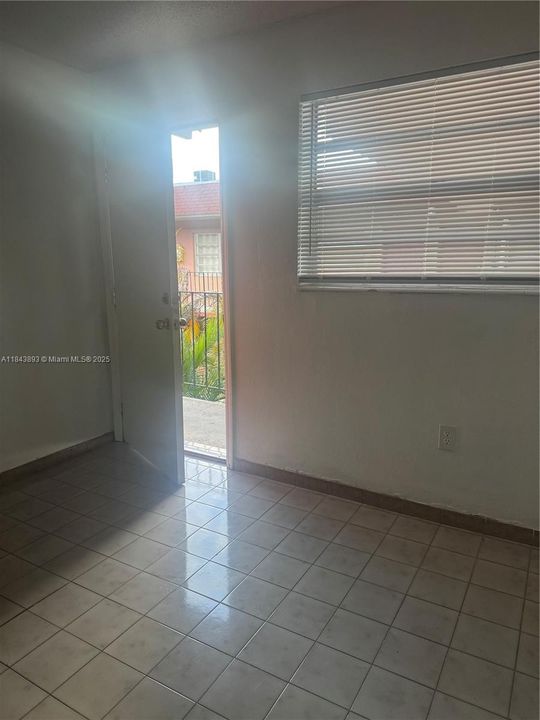 Active With Contract: $215,000 (2 beds, 1 baths, 732 Square Feet)