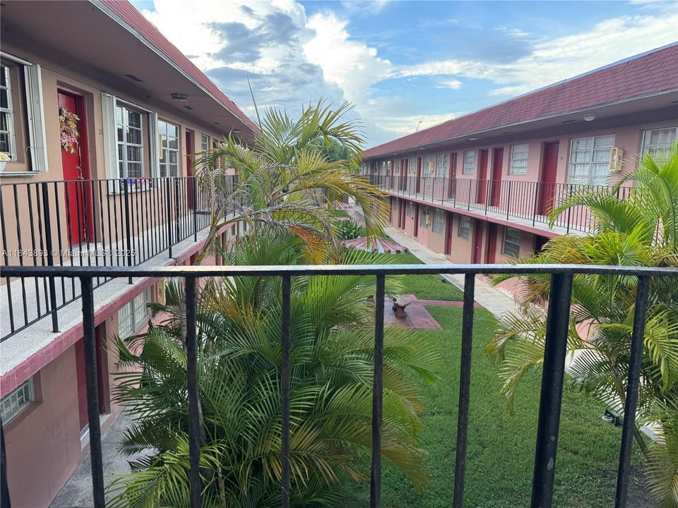 Active With Contract: $215,000 (2 beds, 1 baths, 732 Square Feet)