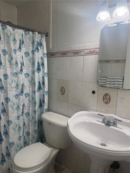 Active With Contract: $215,000 (2 beds, 1 baths, 732 Square Feet)