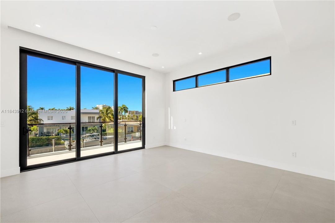 出租: $36,500 (6 贝兹, 5 浴室, 4441 平方英尺)