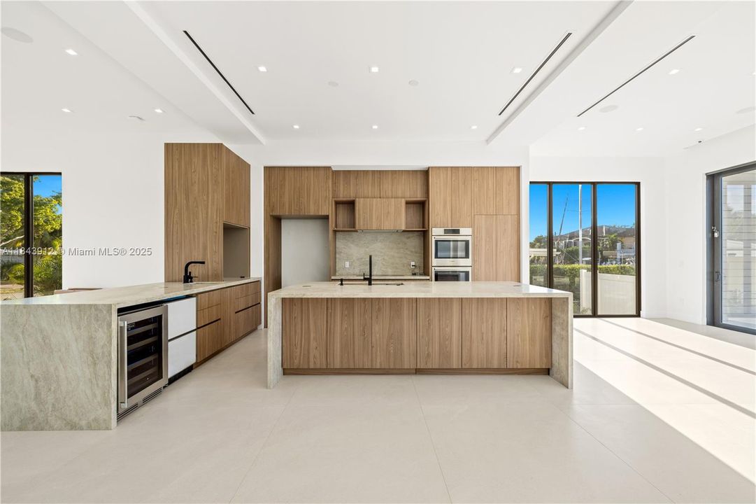 出租: $36,500 (6 贝兹, 5 浴室, 4441 平方英尺)