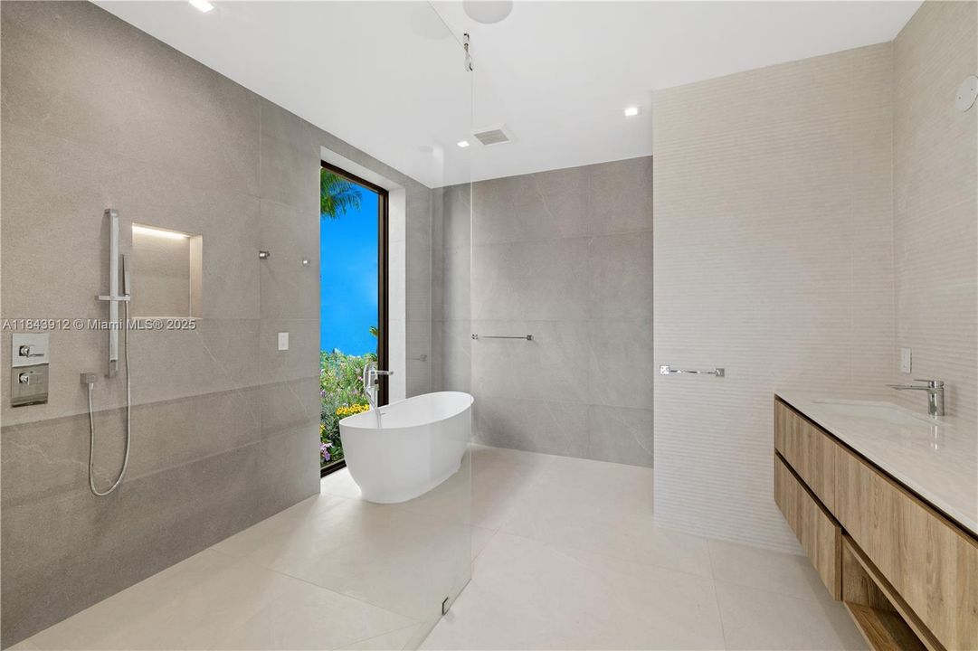 出租: $36,500 (6 贝兹, 5 浴室, 4441 平方英尺)