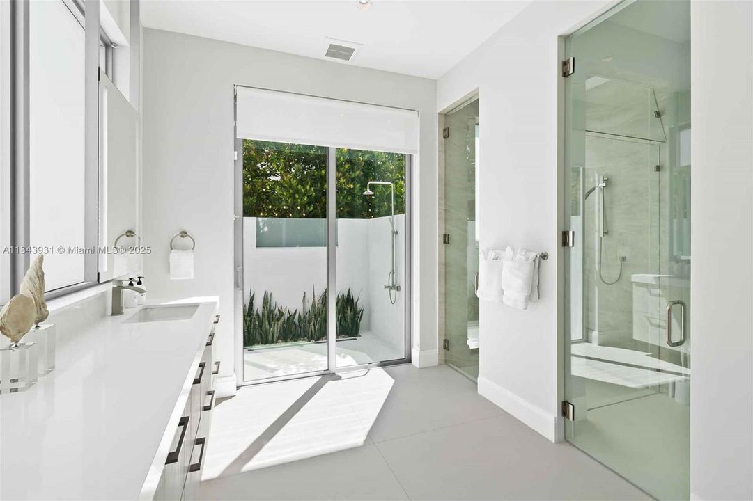 Active With Contract: $650,000 (5 beds, 5 baths, 4548 Square Feet)