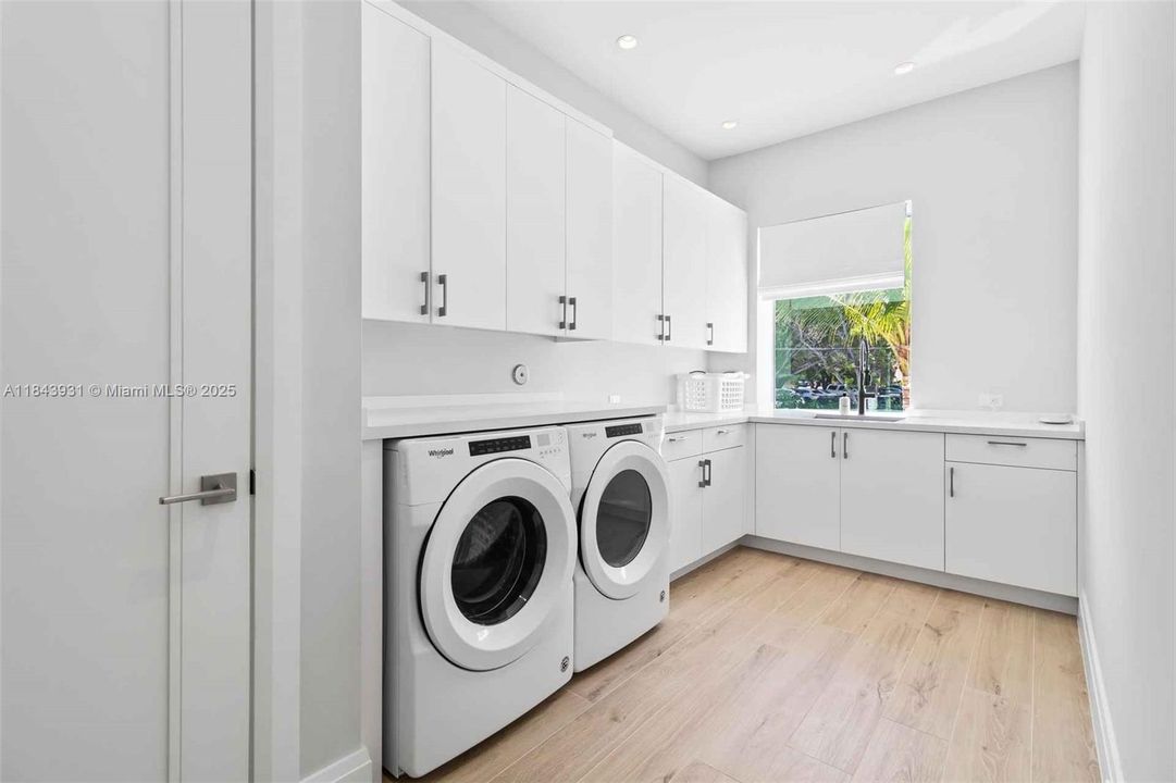 Active With Contract: $650,000 (5 beds, 5 baths, 4548 Square Feet)