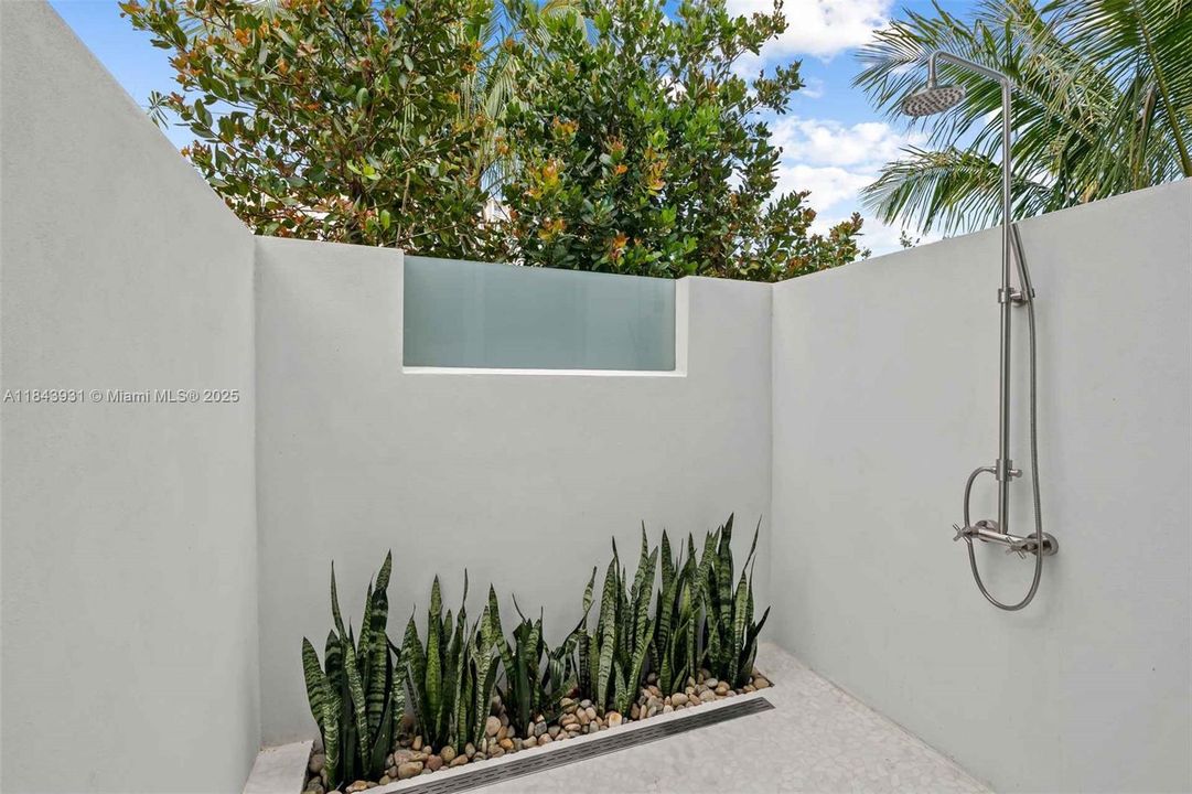 Active With Contract: $650,000 (5 beds, 5 baths, 4548 Square Feet)