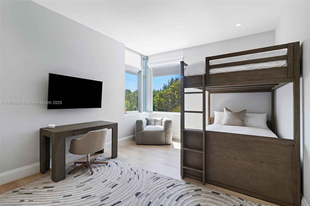 Active With Contract: $650,000 (5 beds, 5 baths, 4548 Square Feet)