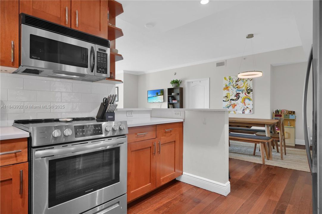 Недавно продано: $599,000 (2 спален, 2 ванн, 1202 Квадратных фут)