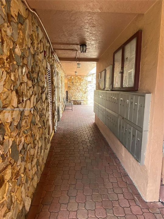 For Rent: $1,300 (1 beds, 1 baths, 748 Square Feet)