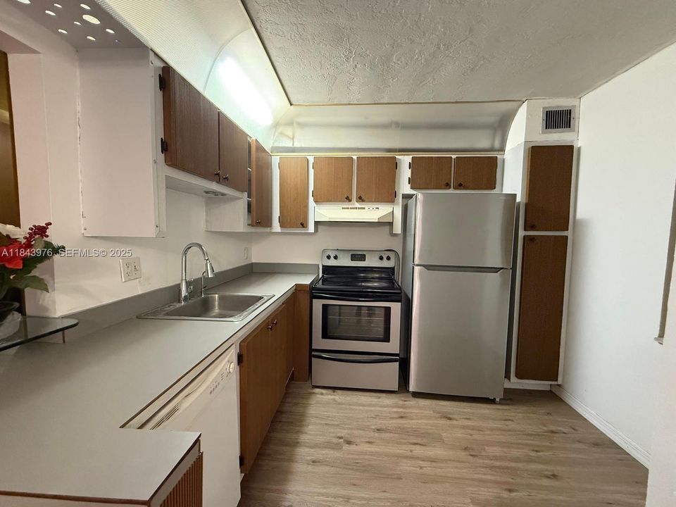 For Rent: $1,300 (1 beds, 1 baths, 748 Square Feet)