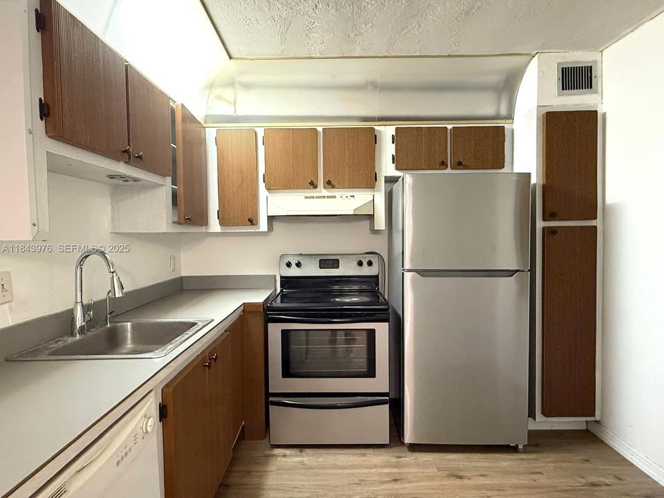 For Rent: $1,300 (1 beds, 1 baths, 748 Square Feet)