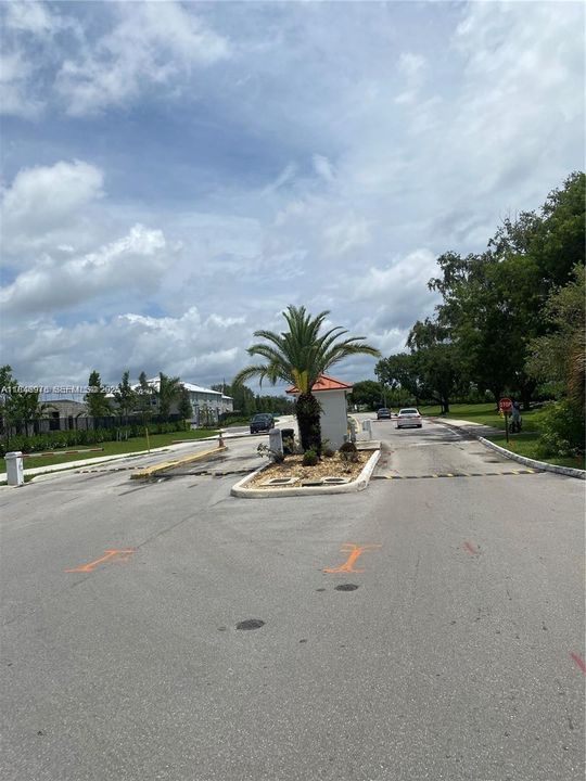 For Rent: $1,300 (1 beds, 1 baths, 748 Square Feet)