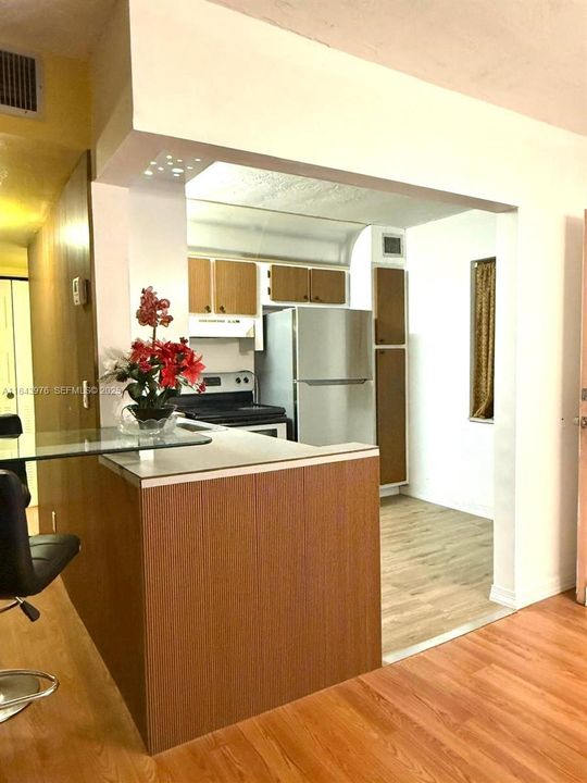 For Rent: $1,300 (1 beds, 1 baths, 748 Square Feet)