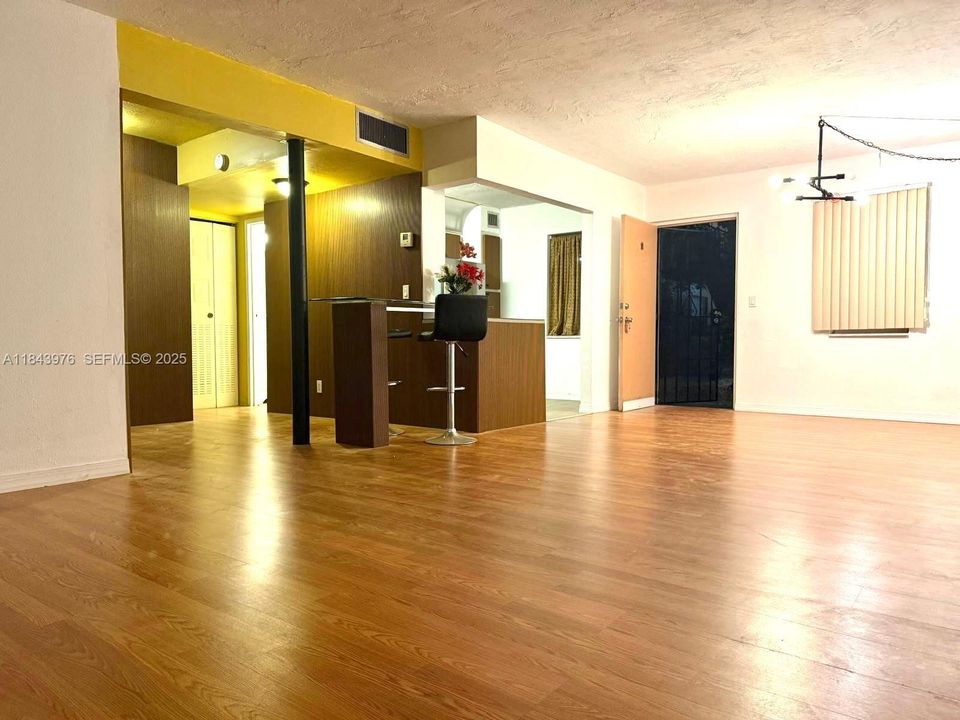 For Rent: $1,300 (1 beds, 1 baths, 748 Square Feet)