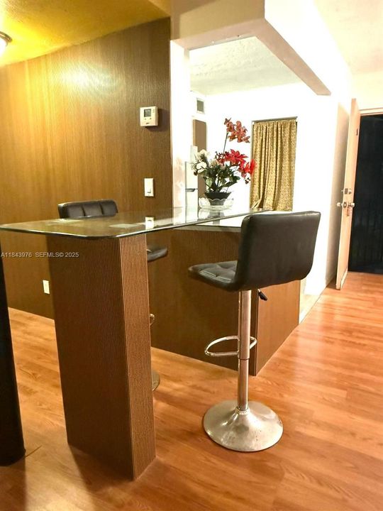 For Rent: $1,300 (1 beds, 1 baths, 748 Square Feet)